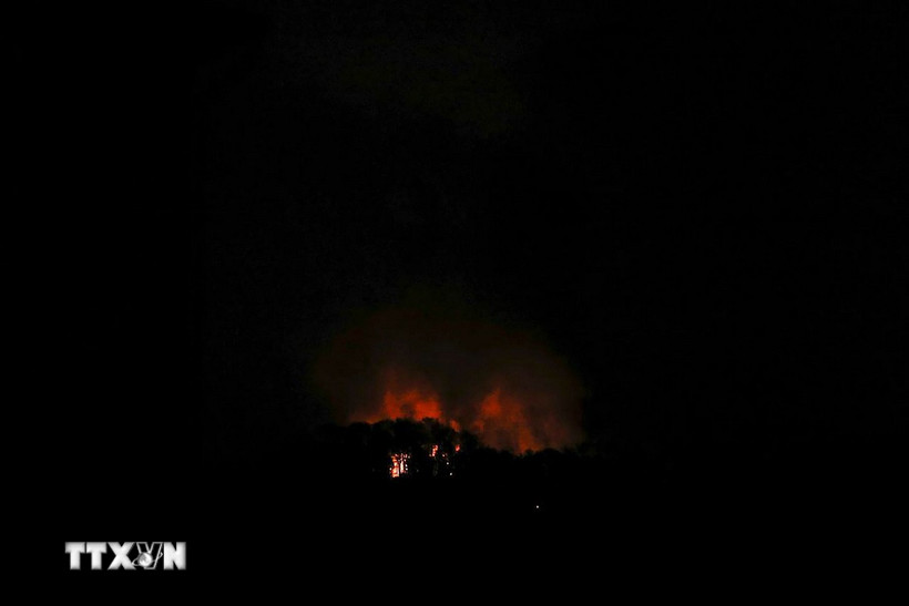 Khói lửa bốc lên sau một loạt tiếng nổ ở thủ đô Caracas, Venezuela rạng sáng 3/1/2026. (Ảnh: Anadolu Agency/TTXVN)