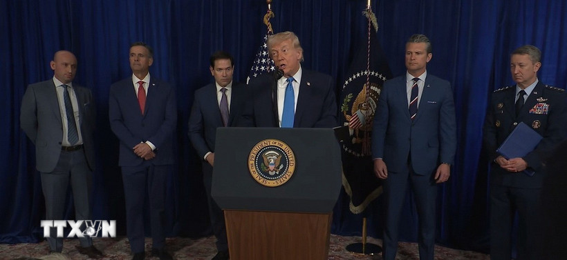 Tổng thống Mỹ Donald Trump (phải) họp báo về vụ tấn công Venezuela, tại Palm Beach, Florida, ngày 3/1/2026. (Ảnh: THX/TTXVN)