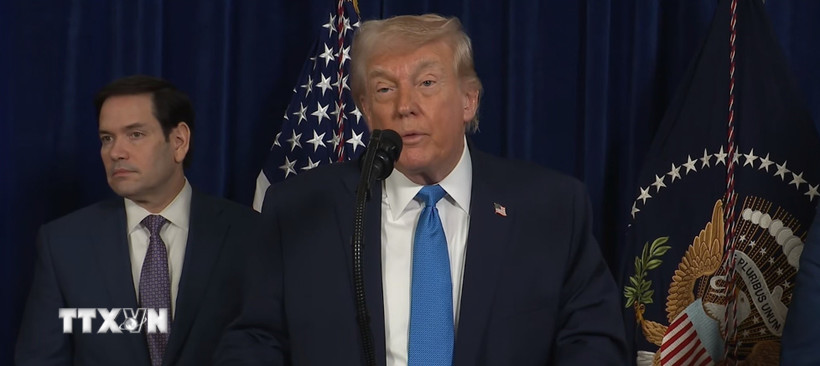 Tổng thống Mỹ Donald Trump (phải) họp báo về vụ tấn công Venezuela, tại Palm Beach, Florida, ngày 3/1/2026. (Ảnh: THX/TTXVN)