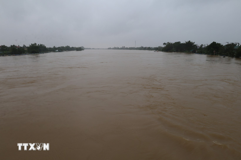 Nước trên sông Bồ, thành phố Huế chiều ngày 29/10. (Ảnh: Đỗ Trưởng/TTXVN)