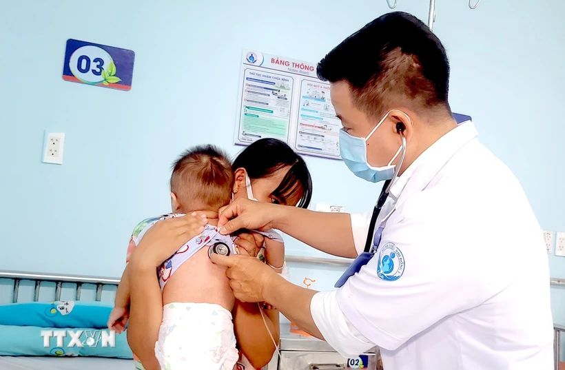 Đặc trưng của bệnh sởi là sốt, phát ban. (Ảnh: Đinh Hằng/TTXVN)