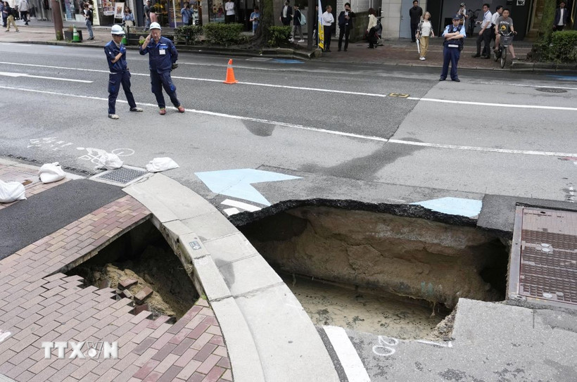 Hố tử thần xuất hiện tại khu vực Tenjin, thành phố Fukuoka, Nhật Bản, ngày 10/6. (Ảnh: Kyodo/TTXVN)