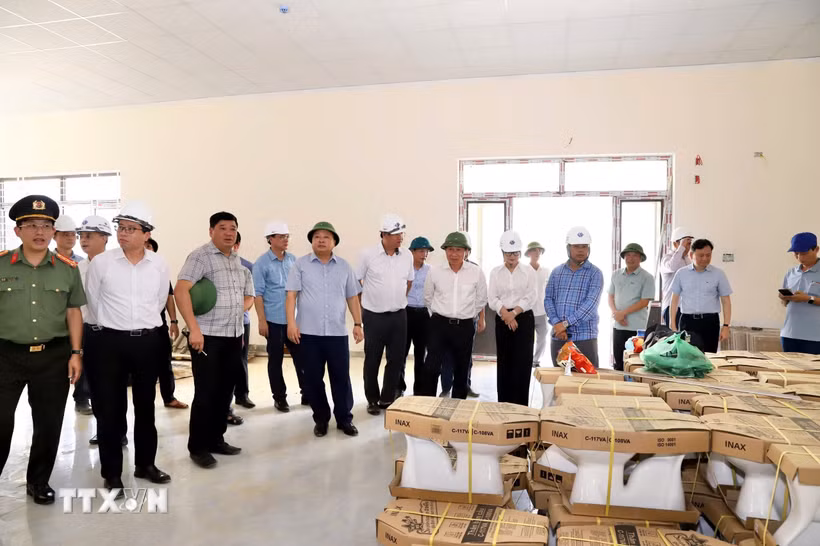 Phó Thủ tướng Lê Tiến Châu kiểm tra hạng mục nhà bếp, nhà ăn học sinh nội trú. (Ảnh: TTXVN phát)
