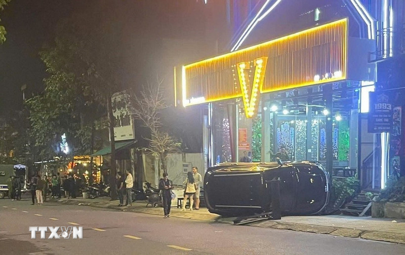 Hiện trường xảy ra vụ va chạm khiến 3 người bị thương. (Ảnh: TTXVN phát)