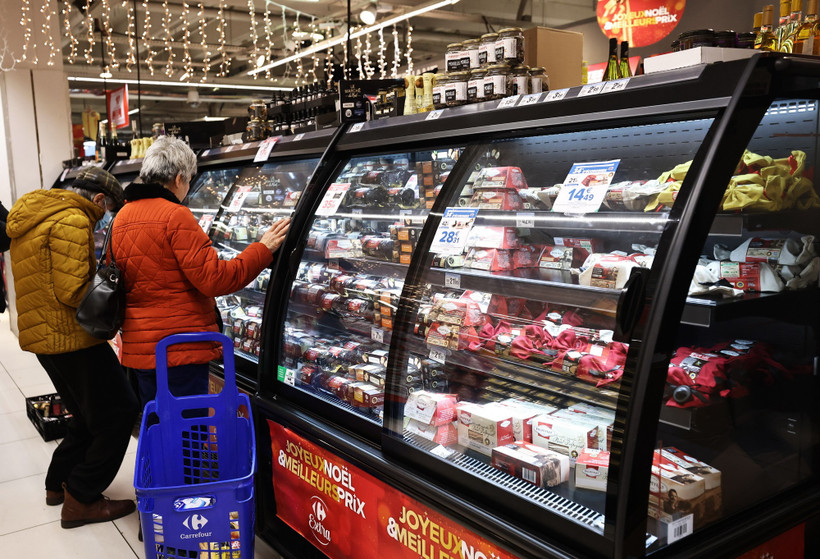 Người tiêu dùng mua sắm tại siêu thị ở Paris, Pháp. (Ảnh: THX/TTXVN)