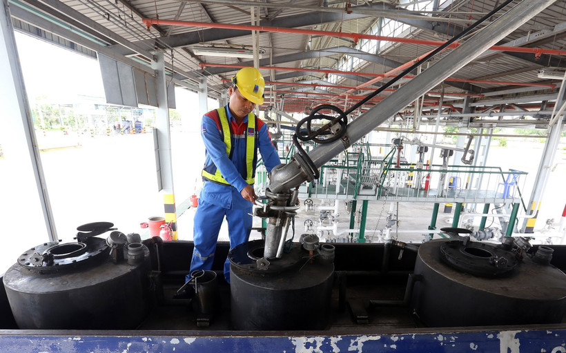 Xuất xăng dầu cho xe bồn tại PV OIL Nhà Bè (Thành phố Hồ Chí Minh). (Ảnh: Huy Hùng/TTXVN)