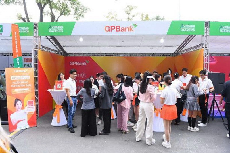 Gian hàng GPBank tại VPIM2025 thu hút đông đảo khách tham quan trải nghiệm.
