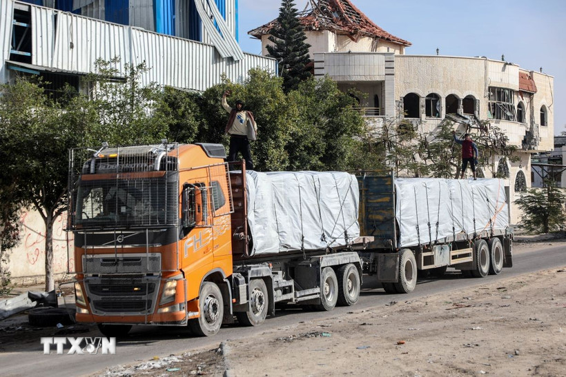 Xe tải chở hàng viện trợ tới Rafah, Dải Gaza. (Ảnh: THX/TTXVN)