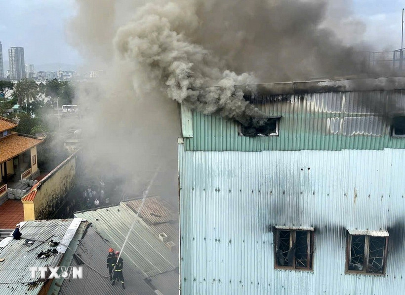 Cảnh sát phòng cháy, chữa cháy và cứu nạn, cứu hộ nỗ lực khống chế đám cháy. (Ảnh: Quốc Dũng/TTXVN)