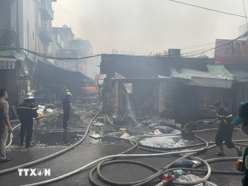 Các tổ công tác tiếp tục triển khai dập tàn và làm mát các cấu kiện để phòng ngừa cháy bùng phát trở lại. (Ảnh: Quốc Lũy/TTXVN)