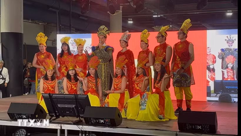 Đoàn Việt Nam giới thiệu trang phục và văn hóa tại Festival (Ảnh: Đào Dũng/TTXVN)