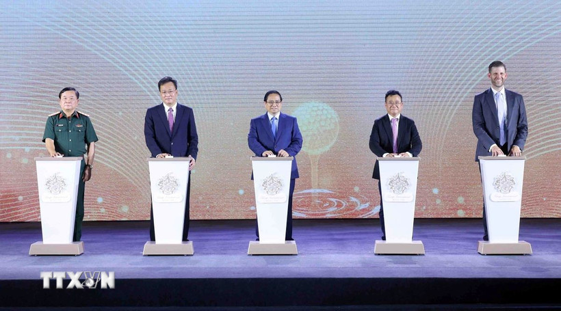 Thủ tướng Phạm Minh Chính và các đại biểu thực hiện nghi thức Khởi công Dự án khu phức hợp đô thị, du lịch sinh thái, sân golf tại huyện Khoái Châu, tỉnh Hưng Yên (Trump International Hung Yen). (Ảnh: Phạm Kiên/TTXVN)