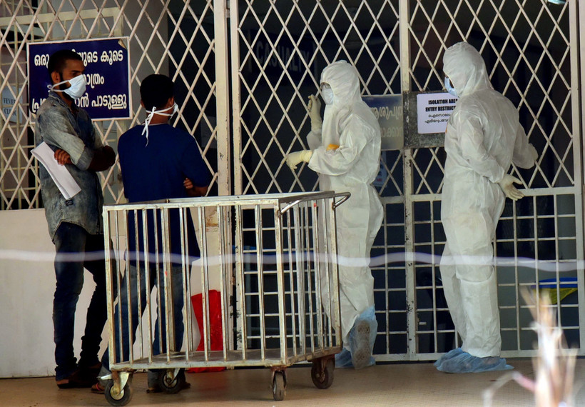 Nhân viên y tế làm việc tại khu vực cách ly trong bệnh viện ở Kochi, Ấn Độ. (Ảnh: ANI/TTXVN)