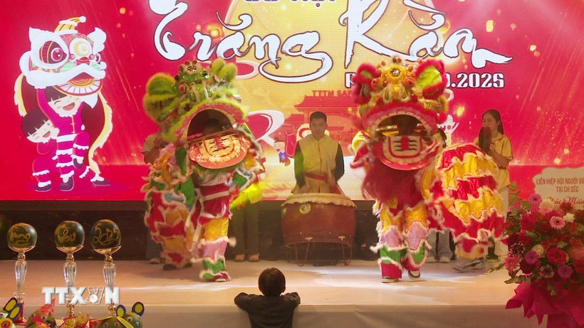 Tiết mục múa lân tại chương trình. (Ảnh Ngọc Long/TTXVN)