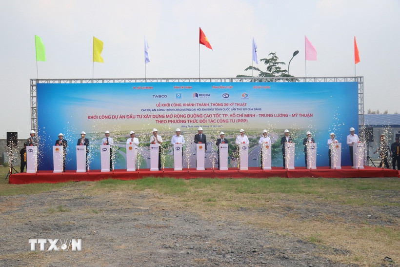 Đại biểu thực hiện nghi thức khởi công "Dự án đầu tư xây dựng mở rộng đường cao tốc Thành phố Hồ Chí Minh-Trung Lương-Mỹ Thuận. (Ảnh Công Trí/TTXVN)