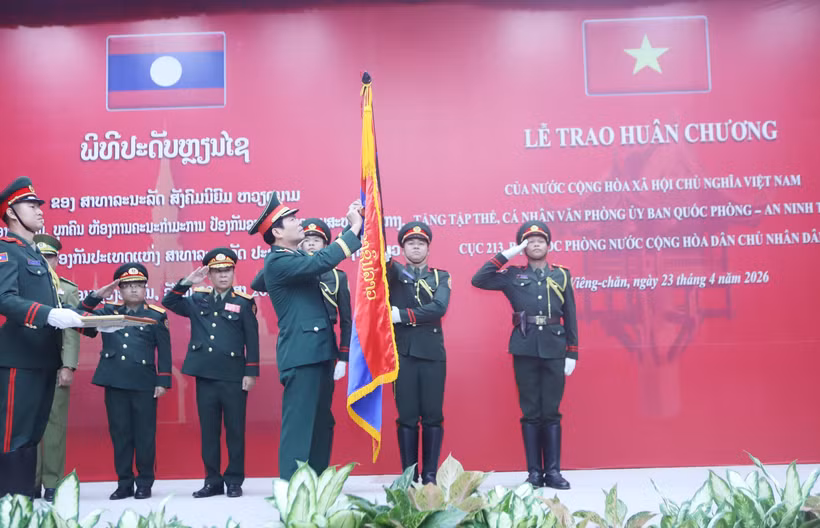 Đại tướng Nguyễn Tân Cương gắn Huân chương Độc lập của Bet888 Trang nhà cái casino Việt Nam trao tặng cho tập thể thuộc Bộ Quốc phòng Lào. (Ảnh: Xuân Tú/TTXVN)