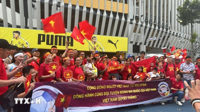 Rất đông cổ động viên đến sân cổ vũ cho tuyển Việt Nam. (Ảnh: Hằng Linh/TTXVN)