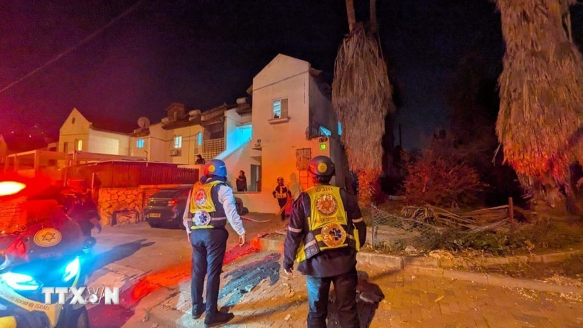 Hiện trường một vụ tên lửa Iran tấn công vào khu Ramat Gan, Israel rạng sáng 18/3/2026. (Ảnh: TTXVN phát)