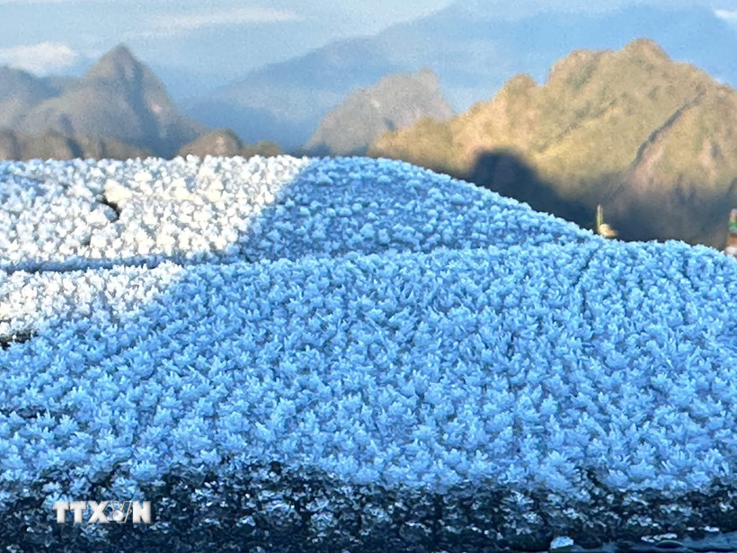 Lớp băng dày khoảng 0,5cm, trắng xốp, bám lên mặt sàn, lan can. (Ảnh: TTXVN phát)