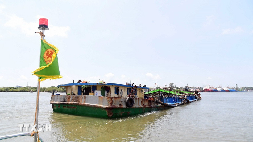 Dẫn giải tàu LA-04509 về cảng của Hải đoàn ở phường Phước Thắng (Thành phố Hồ Chí Minh) để tiếp tục làm rõ. (Ảnh: TTXVN phát)