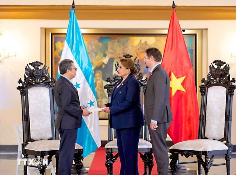 Đại sứ Việt Nam tại Mexico kiêm nhiệm Honduras Nguyễn Văn Hải đã trình Thư ủy nhiệm của Chủ tịch nước Lương Cường lên Tổng thống Honduras Xiomara Castro. (Ảnh: TTXVN phát)