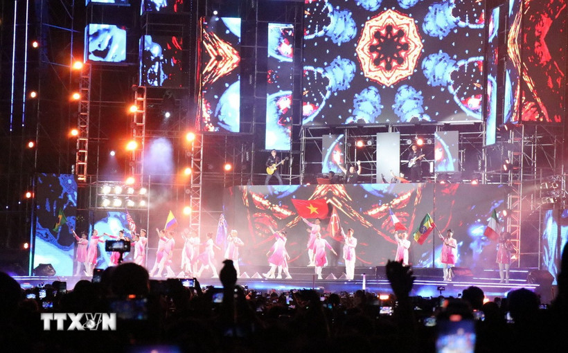 Tiết mục sôi động tại Lễ hội Ánh sáng. (Ảnh: Tuấn Anh/TTXVN)