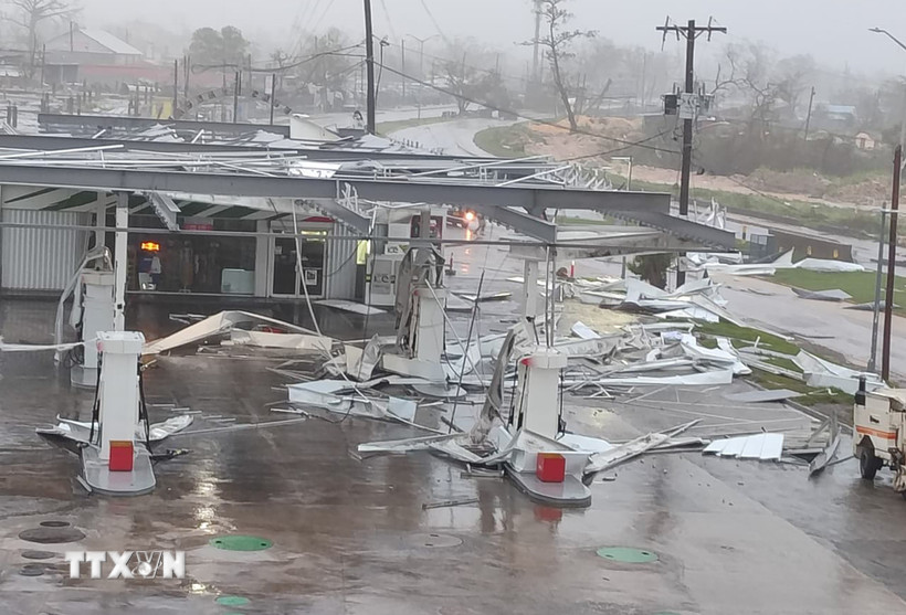 Một trạm xăng bị hư hại do bão Melissa tại Montego Bay, Jamaica ngày 28/10/2025. (Ảnh: THX/TTXVN)