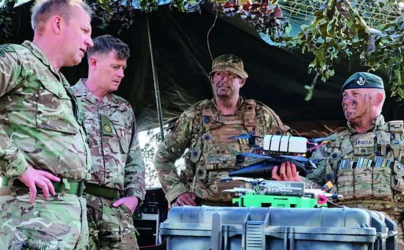 Binh sỹ Anh đang cầm một chiếc máy bay không người lái được in 3D.. (Ảnh: Quân đội Anh)