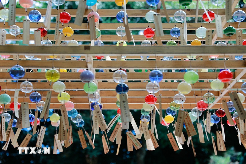 Theo phong tục của Nhật Bản, chuông gió có tác dụng xua đuổi tà ma và nghe được tiếng chuông sẽ tránh được những điều không may. (Ảnh: Xuân Giao/TTXVN)