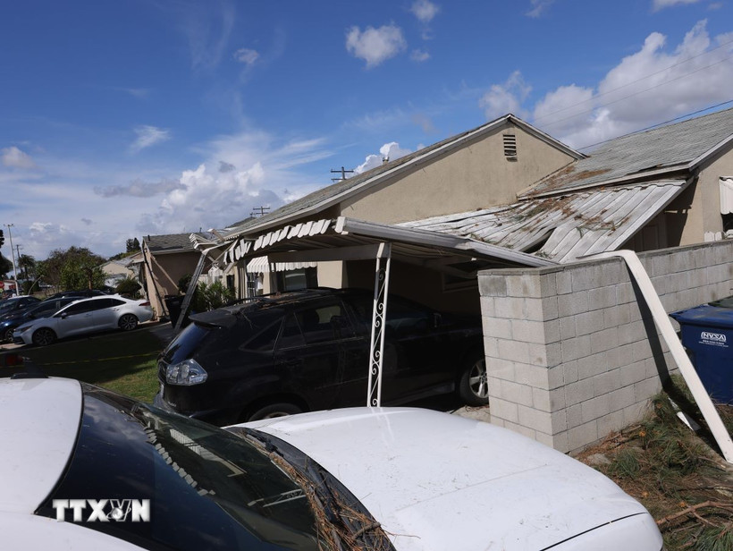 Ngôi nhà bị phá hủy sau trận lốc xoáy ở Pico Rivera, Los Angeles, California, Mỹ. (Ảnh: THX/TTXVN)