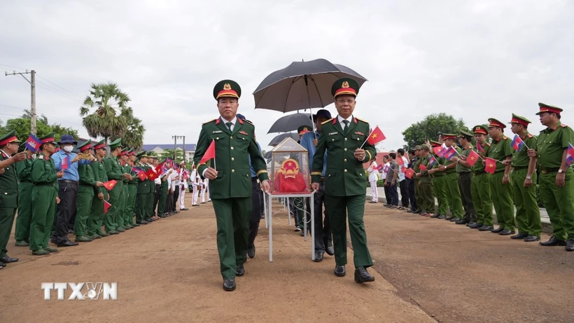 Đón hài cốt liệt sĩ tại cửa khẩu Bavet (Campuchia) về Cửa khẩu quốc tế Xa Mát, huyện Tân Biên, tỉnh Tây Ninh. (Ảnh: Minh Phú/TTXVN)
