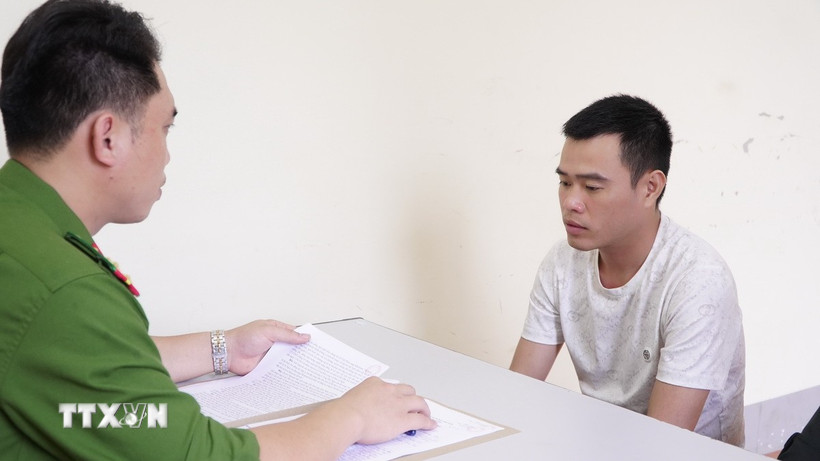 Đối tượng bị bắt về hành vi mua bán người tại cơ quan công an. (Ảnh: TTXVN phát)