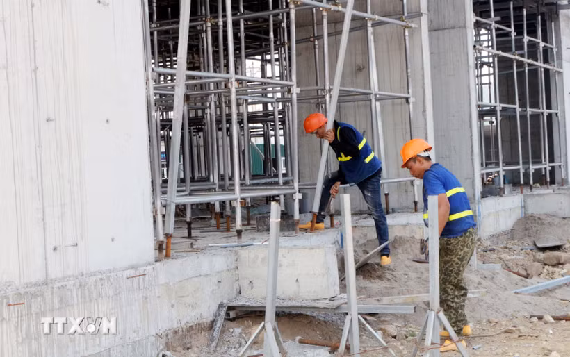 Thi công xây dựng nhà ở xã hội. (Ảnh: Nguyễn Chinh/TTXVN)