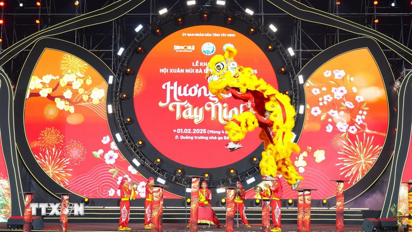 Sân khấu lễ hội năm nay được cách tân độc đáo với cảm hứng từ hình tượng “Hoa ngự cao sơn” (hoa nở trên núi cao). (Ảnh: Minh Phú/TTXVN)