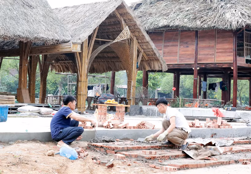 Xây dựng không gian hội trại văn hóa Đền Hùng 2026. (Ảnh: Tạ Toàn/TTXVN)