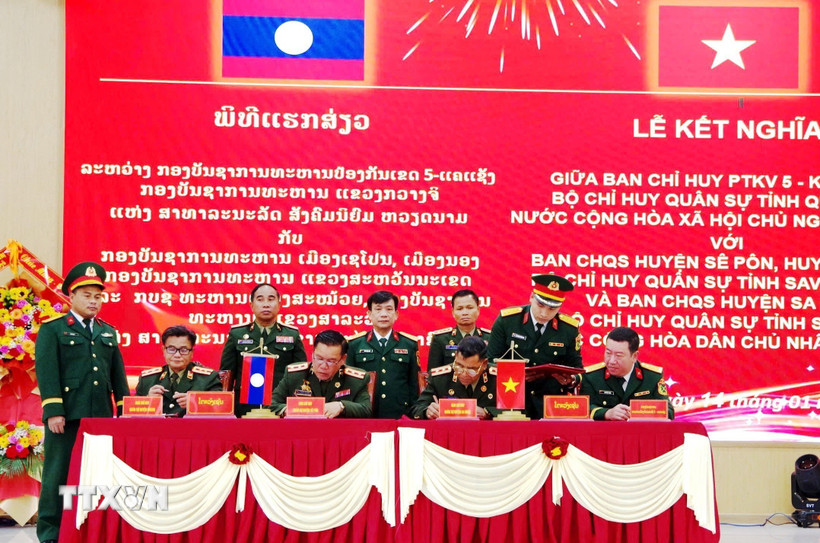 Các đơn vị ký kết quy chế phối hợp hoạt động. (Ảnh: TTXVN phát)