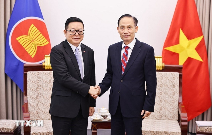 Bí thư Trung ương Đảng, Bộ trưởng Bộ Ngoại giao Lê Hoài Trung tiếp Tổng Thư ký ASEAN Kao Kim Hourn. (Ảnh: Minh Đức/TTXVN)