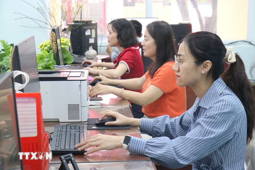 Cán bộ làm việc tại phường Bến Thành, Thành phố Hồ Chí Minh. (Ảnh: Thanh Vũ/TTXVN)