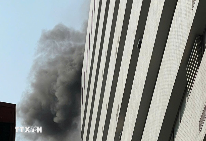 Vào thời điểm 15h, khói vẫn bốc cao từ phía tòa nhà. (Ảnh: Hùng Mạnh/TTXVN)