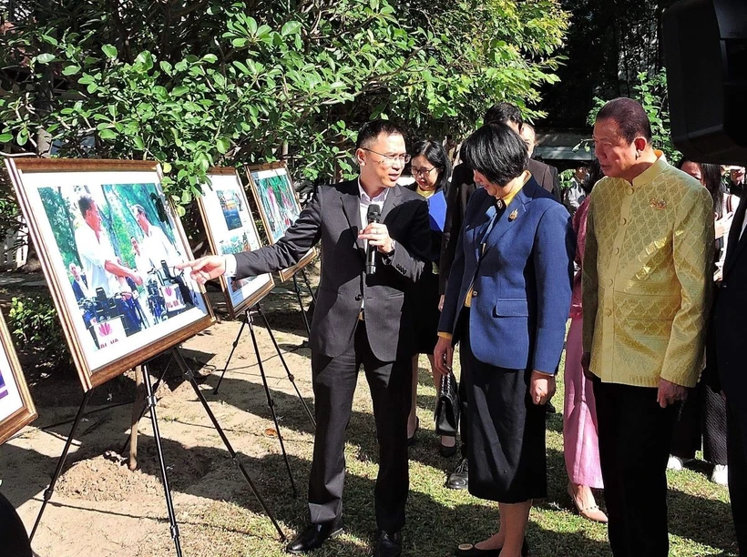 Ông Phạm Anh Tuấn, Cục trưởng Cục thông tin đối ngoại, Bộ Thông tin và Truyền thông, giới thiệu về nội dung ảnh trưng bày tại triển lãm với các vị khách quý. (Ảnh: Đỗ Sinh/PV TTXVN tại Thái Lan)