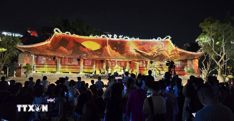 Màn trình diễn 3D mapping “Sóng Bạch Đằng hào khí Ngô Quyền” trình diễn trong đêm ra mắt tour. (Ảnh: Minh Thu/TTXVN)