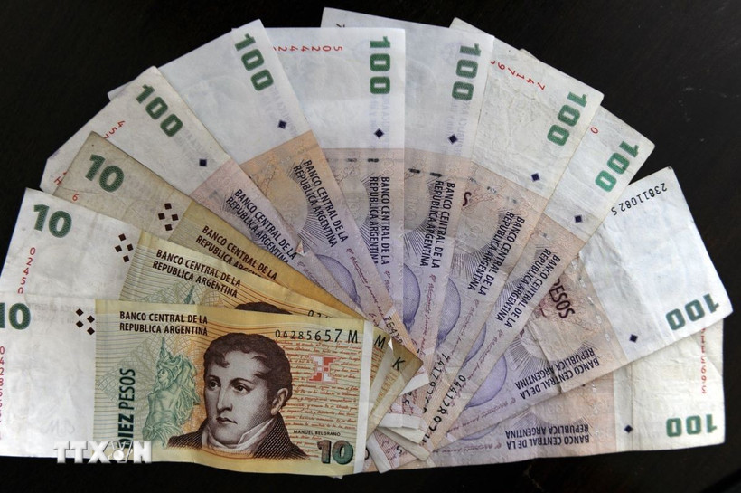 Đồng peso của Argentine tại Buenos Aires. (Ảnh: AFP/TTXVN)