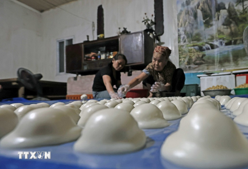 Bánh sau khi được bọc vỏ và nhân bánh. (Ảnh: Trần Việt/TTXVN)