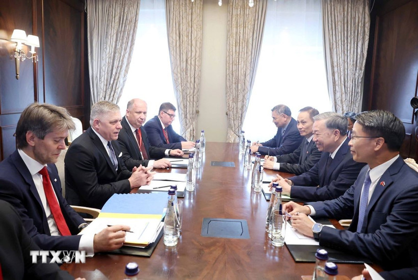 Tổng Bí thư Tô Lâm gặp Thủ tướng Slovakia Robert Fico. (Ảnh: Thống Nhất/TTXVN)