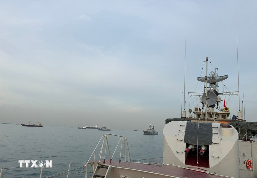 Tàu 09 thuộc Lữ đoàn 171 của Hải quân nhân dân Việt Nam tại vùng biển Indonesia cùng tàu của Hải quân các nước tham gia Diễn tập AUMX-2. (Ảnh: Đỗ Quyên/TTXVN)