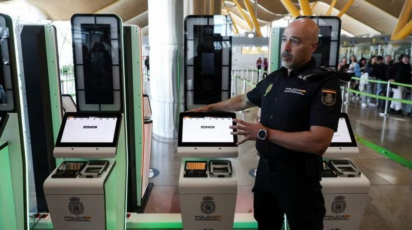 Một cảnh sát Tây Ban Nha giới thiệu hệ thống xuất nhập cảnh để đăng ký sinh trắc học tại sân bay Madrid-Barajas. (Ảnh: Reuters)