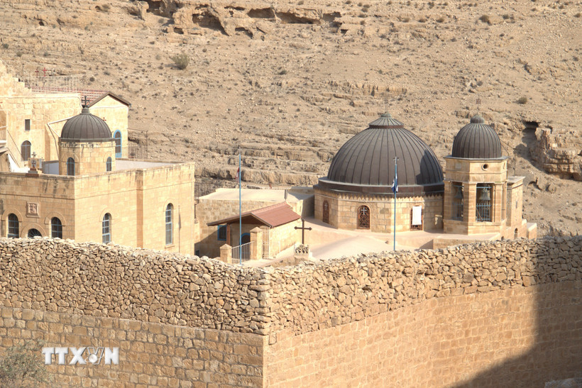 Kiến trúc của Mar Saba mang đậm dấu ấn Byzantine với những bức tường đá màu nâu. (Ảnh: Thanh Bình/TTXVN)