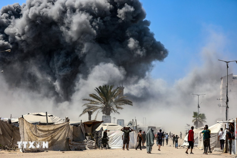 Khói bốc lên sau cuộc không kích của Israel xuống thành phố Gaza ngày 5/9/2025. Ảnh: THX/TTXVN