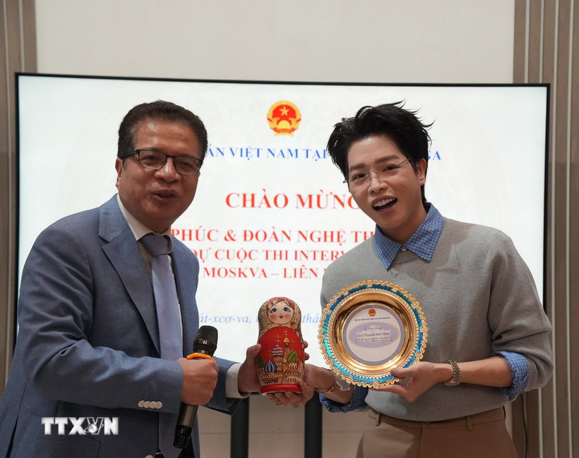 Đại sứ Đặng Minh Khôi chúc Đức Phúc thành công. (Ảnh: Tâm Hằng/TTXVN)