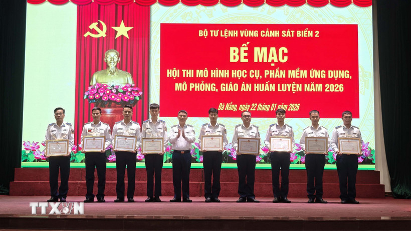 Ban Tổ chức trao giải cho 15 mô hình, sản phẩm xuất sắc nhất, bao gồm các mô hình học cụ, phần mềm và giáo án. (Ảnh: TTXVN phát)